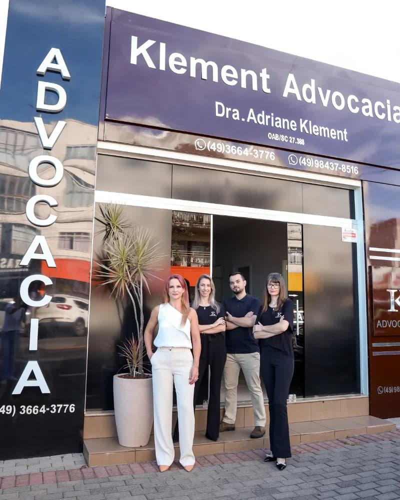Fachada do escritório da Klement Advocacia em Maravilha, com a equipe na entrada
